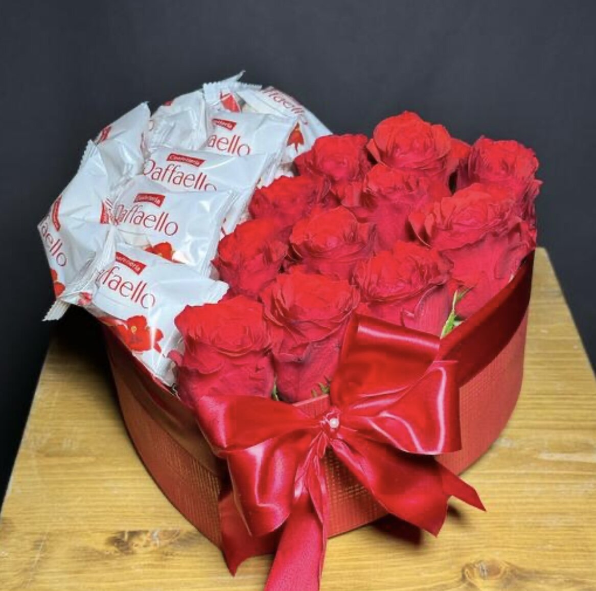 Коробка из красных роз с Рафаэлло