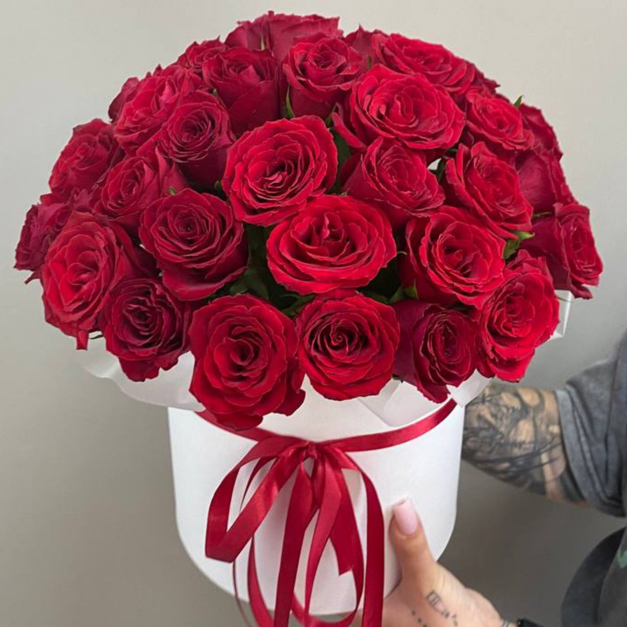 35 красных роз в коробке