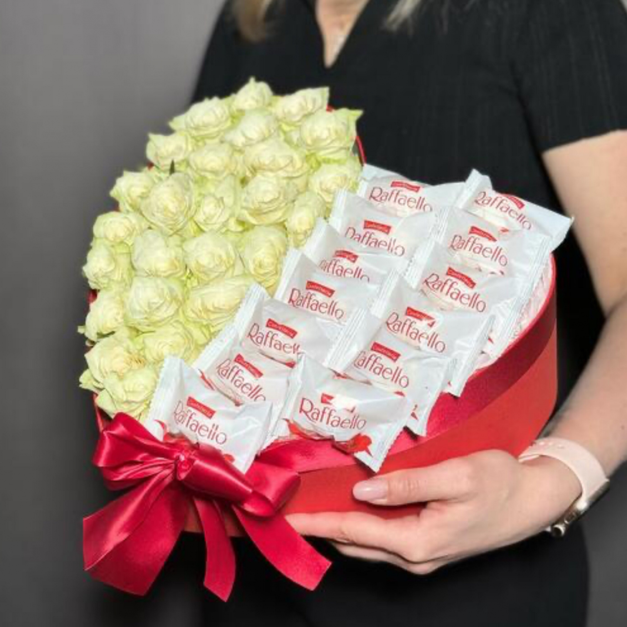 Сердце из белых роз с Рафаэлло