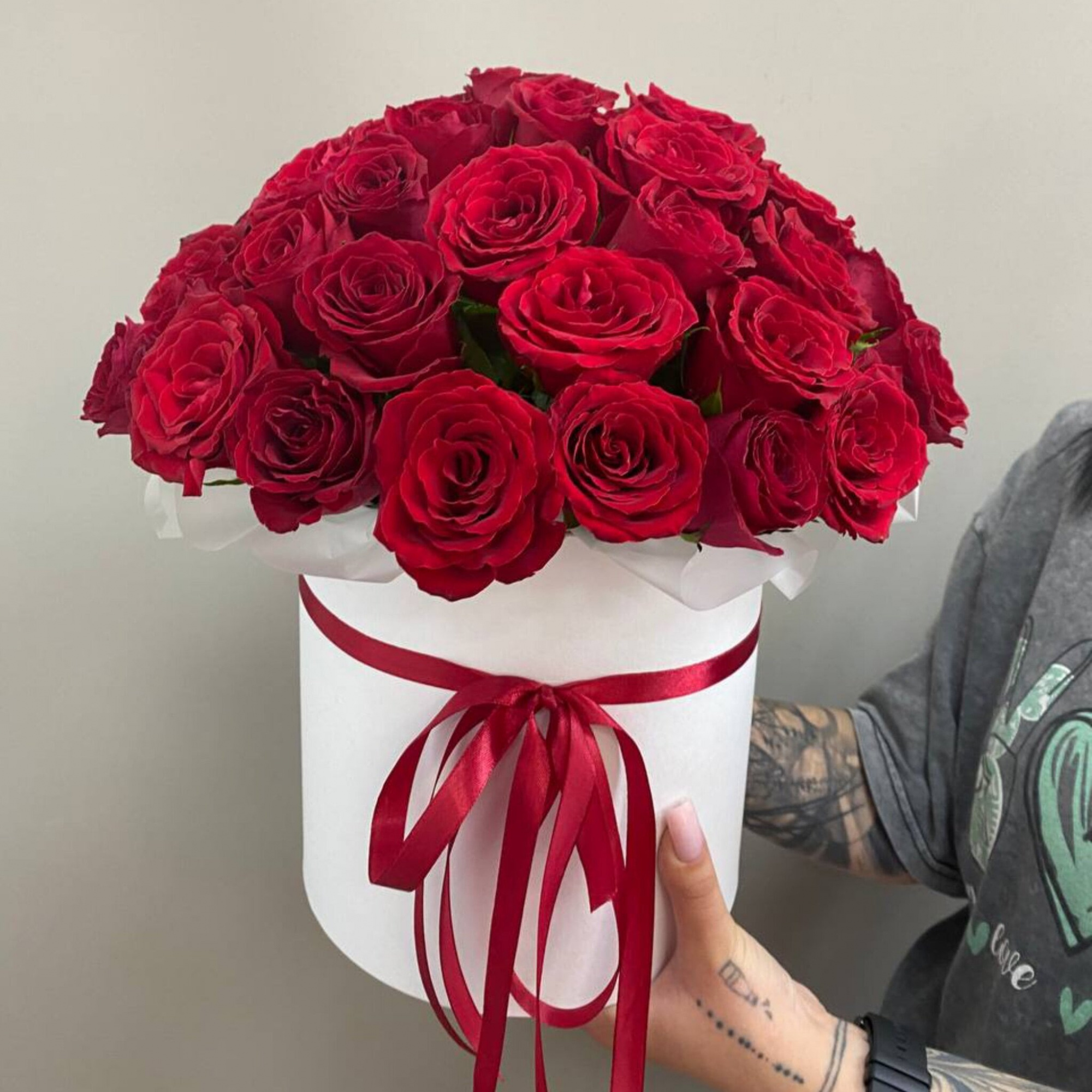 35 красных роз в коробке