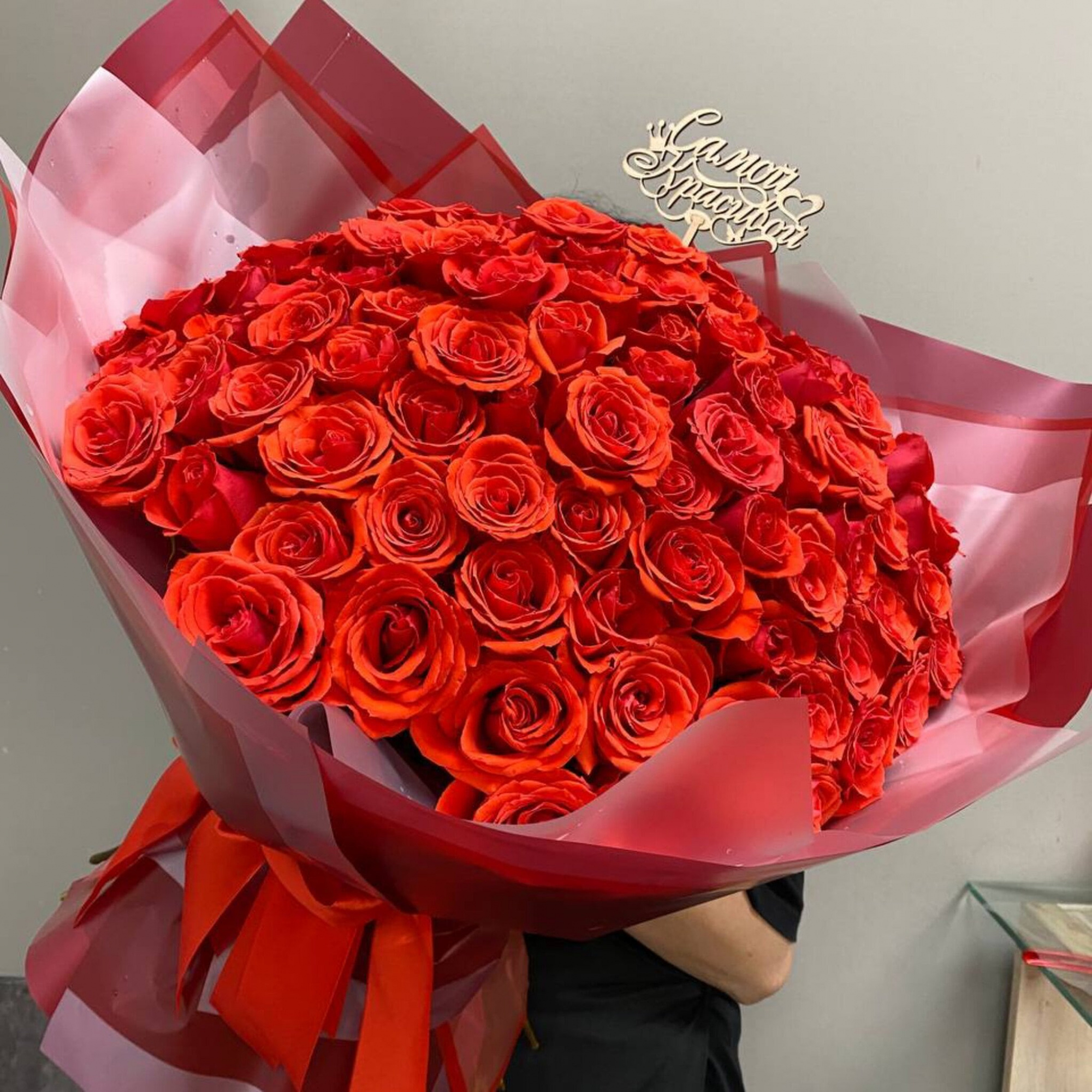 Букет из 101 красной розы с топпером 